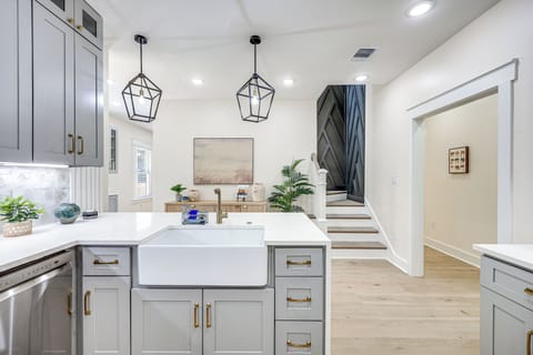 House (6 Bedrooms) | Interior