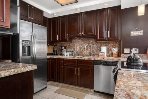 A kitchen so perfectly poised, you'd half expect a soufflé to rise on its own just out of sheer admiration     MAH-301