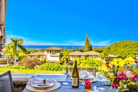 Dine outdoors on your private lanai with lush resort greenery and a peek of the blue Pacific beyond the palms. KGV-24P7