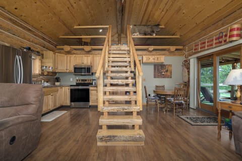 Welcome to Papa Tom's Cabin