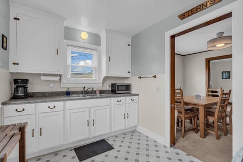 Bright, functional, and full of charm—this kitchen`s got all the fixin`s for breakfast or a group pizza party.