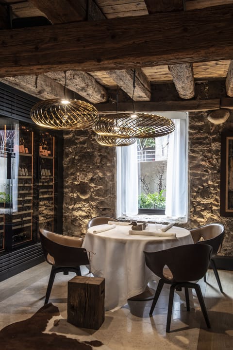 2 restaurants; lunch and dinner served