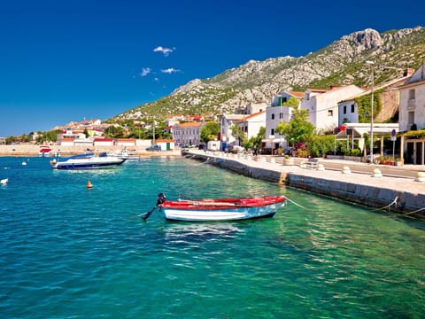 Boat, Mountainous Landforms, Watercraft, Mountain, Hill, Coastal And Oceanic Landforms, Boats And Boating--Equipment And Supplies, Sea, Coast, Mountain Range