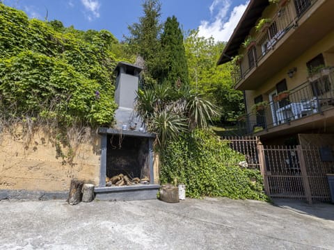 Backyard, Balcony, Fence