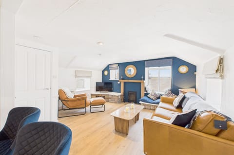 St Cuthbert's Cottage, Seahouses - Host & Stay