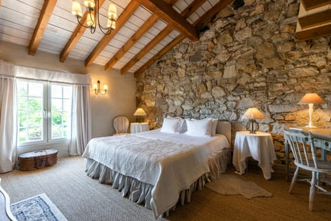 Deluxe Double Room, Park View | Minibar, individually decorated, desk, soundproofing