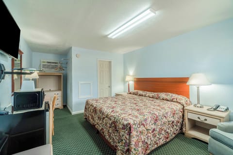 Room, 1 King Bed, Non Smoking | Iron/ironing board, free WiFi, bed sheets