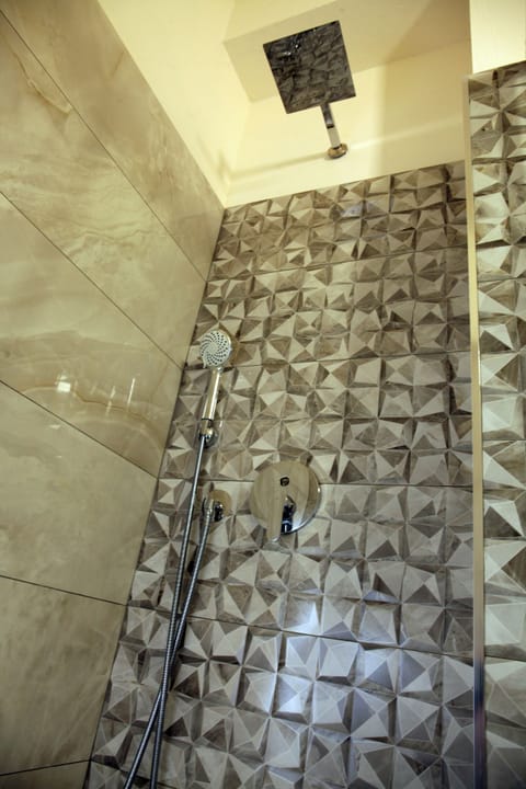 Classic Triple Room, Balcony, City View | Bathroom | Towels, soap, shampoo, toilet paper