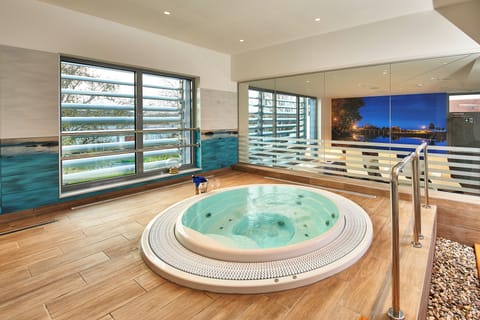Sauna, hot tub, steam room, 1 treatment room