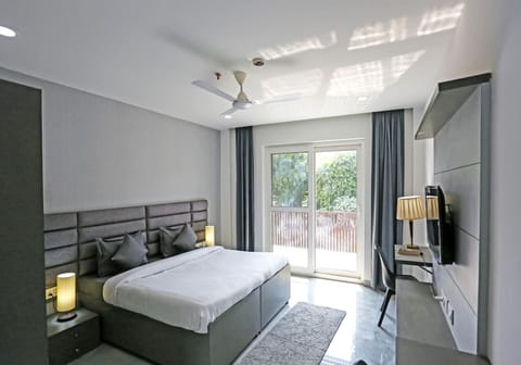 Studio, City View | In-room safe, desk, laptop workspace, blackout drapes