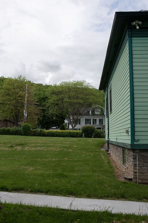 JS Hubbs Guest House Side Yard