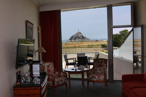 Signature Room with Mountain View | Premium bedding, minibar, in-room safe, desk