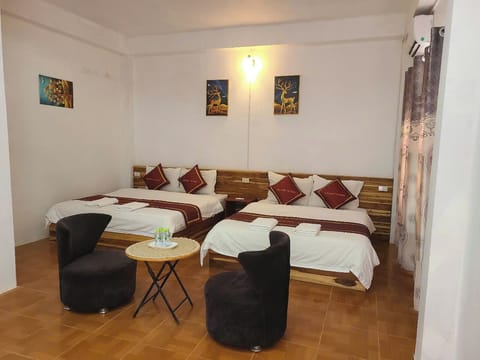 Quadruple Room | Living area