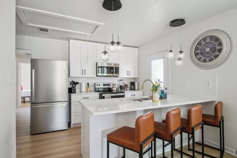 House (3 Bedrooms) | Private kitchen | Microwave, oven, stovetop, coffee/tea maker