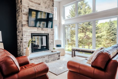 Salon lumineux avec foyer / Bright living room with fireplace