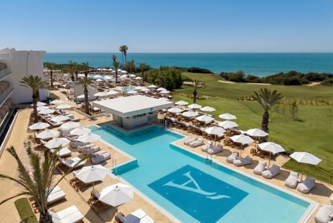 2 outdoor pools