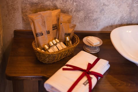 Deluxe Double Room, City View | Bathroom | Free toiletries, hair dryer, bathrobes, slippers