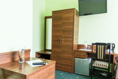 Twin Room | Desk, laptop workspace, blackout drapes, iron/ironing board (on request)