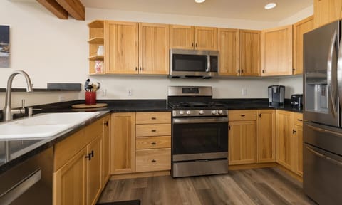 House, 3 Bedrooms | Private kitchen | Coffee/tea maker