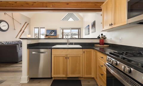 House, 3 Bedrooms | Private kitchen | Coffee/tea maker