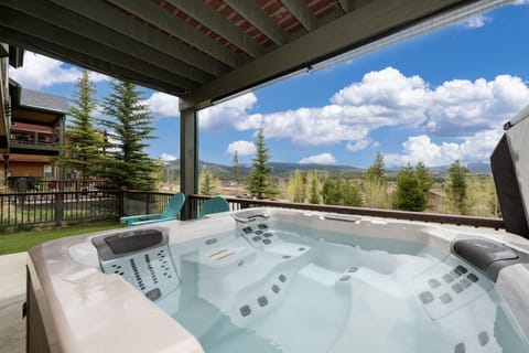 House, 3 Bedrooms | Outdoor spa tub