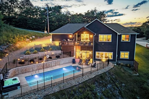 AMAZING pool and hot tub with the best view - Joanna W.
