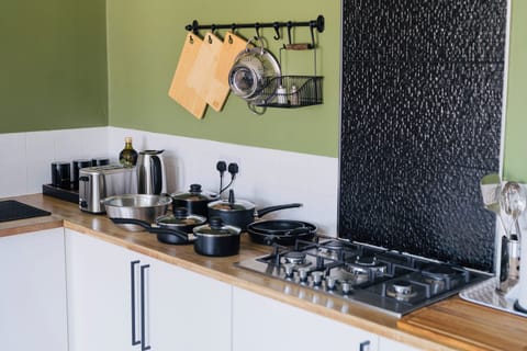 Pots and pans - brand-new gas cooker including salt, pepper, Kettle & Toaster