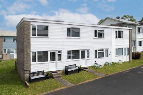 Short walk from beach, parking