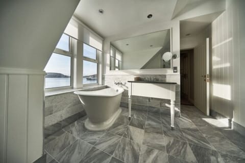 Bay View Junior Suite | Bathroom | Combined shower/tub, eco-friendly toiletries, hair dryer, towels