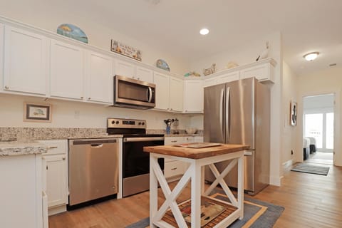 House, 2 Queen Beds (Knock Out) | Private kitchen