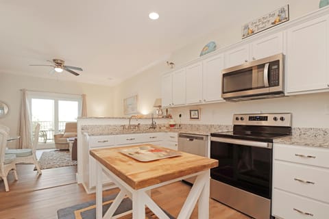 House, 2 Queen Beds (Knock Out) | Private kitchen