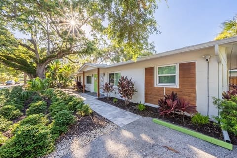 Walking distance to Downtown Sarasota and Gillespie Park!