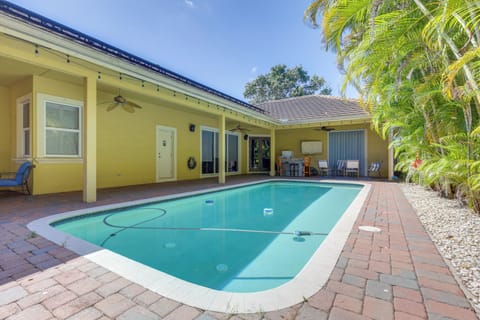 Jupiter Vacation Rental | 2BR | 1BA | 920 Sq Ft | Small Step to Enter