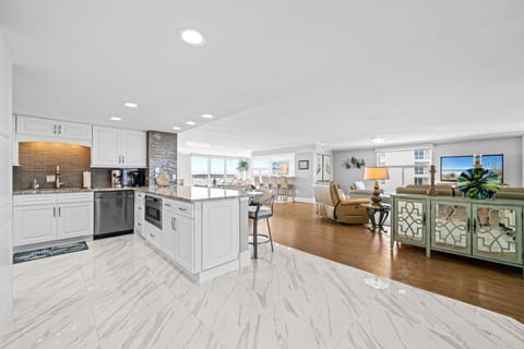 Entryway - Welcome to Waterview Towers 503!!