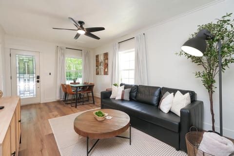 Discover the charm of Old Town Cottonwood from your doorstep. Our cozy retreat is just a block away from dining, shops, and wine tasting rooms! 🍷🛍️