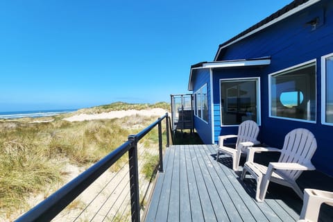 Walk out to the deck to relax and listen to the waves.