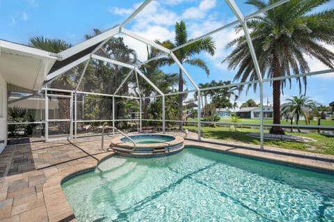 Lemon Bay Canal Home – Pool Hot Tub & Boat Dock (4416)