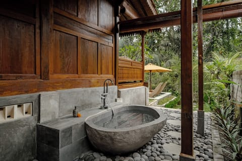 Bathrobes, slippers, bidet