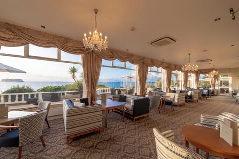 3 bars/lounges