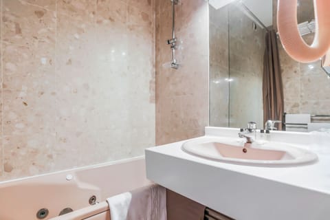 Bathtub, free toiletries, towels