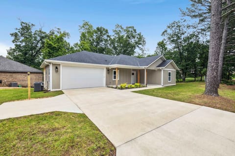 Our home has easy access to NWA's favorite bike trails by being just 0.5 miles from the Razorback Greenway, 4.3mi to Blowing Springs, 5.5mi to Slaughter Pen, and 0.8 miles from Metfield Skills Park.