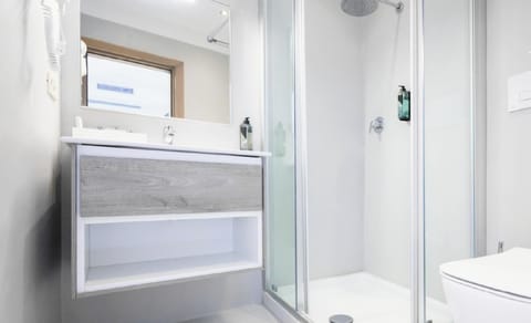 Superior Plus Room with double bed or 2 single beds | Bathroom | Shower, hair dryer, towels