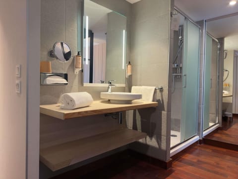 Privilege, Room, 1 King Bed, Sea View | In-room safe, individually furnished, desk, soundproofing