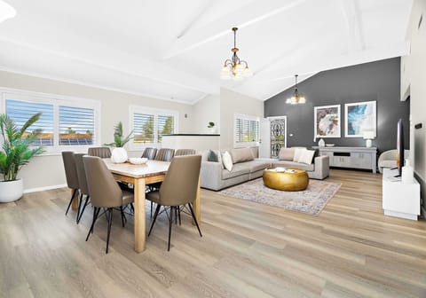 DINING (8 CHAIRS), LOUNGE, SMART TV, WIFI,
