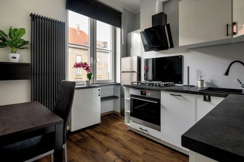 Apartment, City View | Private kitchen | Electric kettle