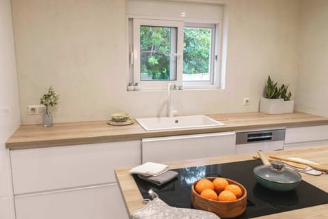  Welcome Basket & Breakfast Essentials
Start your stay with complimentary local treats, coffee, and essentials — beautifully presented in a cozy dining corner.