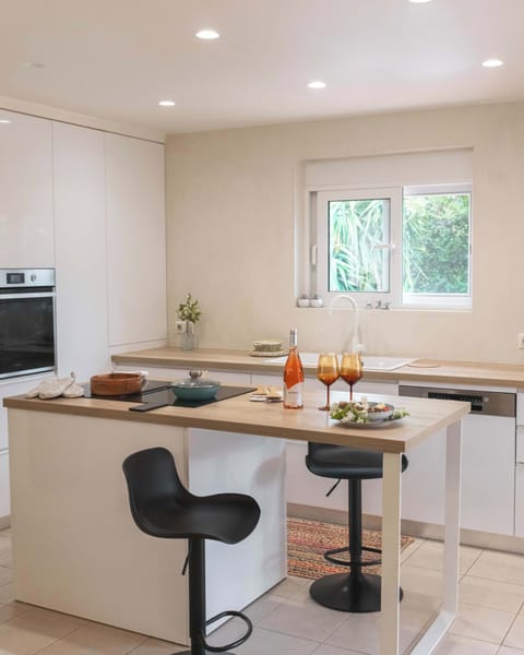 Open-Plan Kitchen – Fully Equipped for Cooking
Prepare meals with ease using a modern oven, stovetop, fridge, kettle, toaster, and cookware — ideal for families or long stays.
