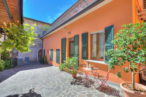 Family Apartment, 1 Bedroom, Air conditioning (Vicky Loft Gardone-relax & Vittoriale) | Outdoor dining
