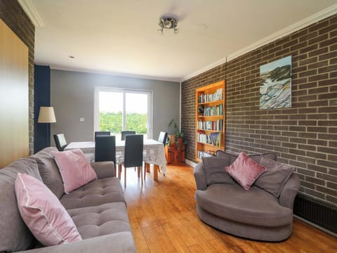 Cottage | Living area | Flat-screen TV