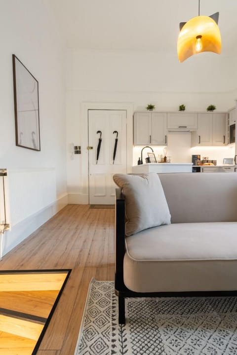 b1d9dd9b-4402-44d9-b6b4-ee1c6d69e6bb